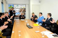 A Companhia de Habitação do Paraná (Cohapar) vai construir 992 casas em Colombo, na Região Metropolitana de Curitiba. O projeto receberá investimento de R$ 56 milhões e atenderá famílias com renda mensal de até três salários mínimos, com recursos provenientes do Fundo de Arrendamento Residencial (FAR). 