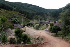 A Companhia de Habitação do Paraná (Cohapar) vai construir 40 moradias rurais em Cerro Azul e Doutor Ulysses, no Vale da Ribeira. Os contratos com as famílias beneficiadas, no valor total de R$ 1 milhão, foram assinados no dia 18 de julho e são resultado da parceria entre os programas Morar Bem Paraná Rural, do governo do estado, e Minha Casa Minha Vida Rural, do governo federal.