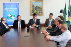 O governador Beto Richa, a Companhia de Saneamento do Paraná (Sanepar) e as prefeituras de Almirante Tamandaré, Araucária, Campo Magro, Quatro Barras e Rio Branco do Sul assinaram no dia 26 de novembro, no Palácio Iguaçu, ordens de serviço para ampliação dos sistemas de água e esgoto nos cinco municípios da Região Metropolitana de Curitiba (RMC). 