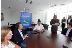 O governador Beto Richa assinou no dia 03 de dezembro, no Palácio Iguaçu, ordens de serviço para ampliação da rede de coleta e tratamento de esgoto nos municípios de Curitiba, Colombo, Almirante Tamandaré, Araucária, Morretes e Guaratuba e implantação de melhorias no sistema de abastecimento de água de Curitiba. 