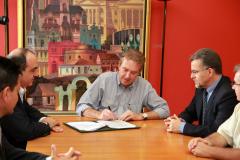 Um convênio assinado no dia 06 de dezembro pela Prefeitura de Curitiba, a Companhia de Habitação do Paraná (Cohapar) e a Caixa Econômica Federal, permitirá a construção de 240 novas casas no bairro do Tatuquara, na região Sul da capital