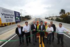 O governador Beto Richa inaugurou no dia 26 de março o novo viaduto da BR-277, em Campo Largo, na Região Metropolitana de Curitiba (RMC). A passagem vai facilitar o tráfego entre os bairros Gabiroba e Lagoa e evitar a formação de constantes congestionamentos na rodovia. 