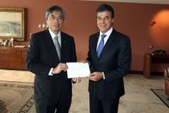 O governador Beto Richa recebeu no dia 23 de abril, no Palácio Iguaçu, em Curitiba, o diretor-presidente da Sumitomo no Brasil, Ippei Oda. O dirigente entregou ao governador um convite para a inauguração, em 3 de outubro, da nova fábrica da Sumitomo em Fazenda Rio Grande.