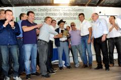 O governador Beto Richa entregou no dia 27 de abril, em Itaperuçu, na Região Metropolitana de Curitiba, 353 títulos de regularização fundiária para famílias que viviam em terras devolutas (áreas que não foram tituladas) nos municípios de Rio Branco do Sul, Itaperuçu, Adrianópolis e Tunas do Paraná. 
