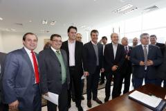 O governador Beto Richa e o prefeito da capital, Gustavo Fruet, assinaram convênios para compra de mobiliário e de equipamentos médico-hospitalares e odontológicos para unidades básicas de saúde e para pavimentação de ruas na capital. 