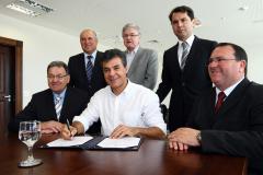 O governador Beto Richa assinou alteração no decreto 3.788/2012, que trata do pagamento da compensação financeira aos municípios da RMC que fornecem água para a Sanepar. 