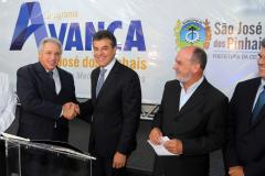 Prefeito de São José dos Pinhais, Luiz Carlos Setim, governador Beto Richa e  presidente da Sanepar, Fernando Ghignone.