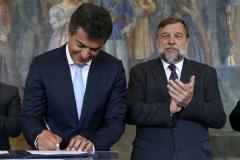 O governador Beto Richa e o vice-governador Flavio Arns na cerimônia de assinatura de autorização para obras em 34 escolas estaduais, em 27 municípios, beneficiando diretamente mais de 40 mil alunos. 