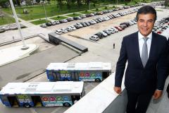 O Governo do Estado vai testar ônibus elétrico, o Biobus, na linha não integrada Curitiba-São José dos Pinhais. São dois veículos para o transporte de 700 pessoas ao dia.