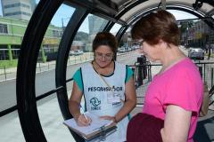 Organizada pela FIPE/USP-SP a pesquisa "Origem-Destino" pretende conhecer a proporcionalidade de passageiros metropolitanos. Pesquisadora Shyrlei Jungton ouve Margarida Hirt. Foto - Antonio Costa