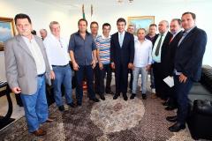 O governador Beto Richa assinou autorização de licitação e homologação para obras de pavimentação e recape de ruas de 13 municípios, sendo 06 da RMC.