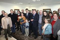 O governador Beto Richa e  moradores de Campo Largo que serão beneficiados com esta obra.  