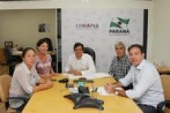 Dois convênios assinados no dia 27 de janeiro pelo presidente da Companhia de Habitação do Paraná (Cohapar), Nelson Cordeiro Justus, e pela prefeita de Colombo, Beti Pavin, vão beneficiar 528 famílias do município
