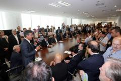 O governador Beto Richa recebeu no dia 04 de março, no Palácio Iguaçu, em Curitiba, prefeitos de 28 municípios paranaenses. Richa autorizou a abertura de editais e homologou resultados de licitações para obras e aquisição de equipamentos.