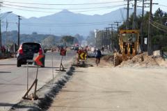 Atualmente três frentes de trabalho estão na rodovia fazendo serviços de terraplanagem, drenagem, pavimentação e obras de arte especiais, como pontes e viadutos. Serão 14 quilômetros de novas pistas na PR-415, com investimento de R$ 145 milhões. 
