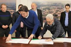 Ratinho Junior entregou ao prefeito Affonso Portugal Guimarães três editais que beneficiam a população com autorização de mais de R$ 1,8 milhão para investimentos em pavimentação asfáltica e serviços complementares.