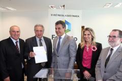 O deputado Franscisco Buher, prefeito Luis Carlos Setim, governador Beto Richa, vice-governadora Cida Borghetti e presidente da Foment, Juraci Barbosa.