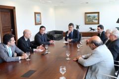 O governador Beto Richa entregou a licença ambiental para a construção de um novo Centro de Distribuição Direta da Ambev no município de Campo Largo