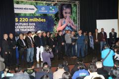 O governador Beto Richa e demais autoridades em Fazenda Rio Grande em solenidade onde foi anunciado investimentos em obras de saneamento. 