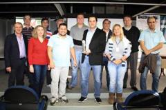O secretario Ratinho Junior e a equipe ao receber o premio da América Latina.