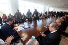 O governador Beto Richa anunciou repasse de R$ 36,7 milhões anuais para a ampliação de serviços de hospitais à população de Curitiba. Richa recebeu o prefeito Gustavo Fruet, no Palácio Iguaçu, para a formalizar a adesão da capital ao incentivo estadual.
