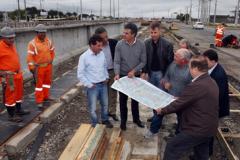 O governador Beto Richa liberou o trânsito para veículos e pedestres na trincheira construída no cruzamento da PR-415, em Pinhais.