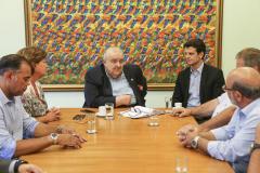 O coordenador da Comec, Carlos do Rego Almeida, a prefeita de Colombo, Beti Pavin, o prefeito de Curitiba, Rafael Greca, o vice-prefeito de Curitiba, Eduardo Pimentel, o prefeito de Contenda, Carlos Stalbach e o presidente da Comec Omar Akel. 