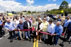 A governadora em exercicio Cida Borghetti, o prefeito de Campo Largo, Marcelo Pupin e demais autoridades na inauguração do complexo viario. 