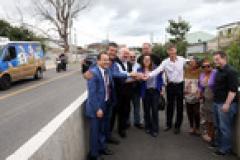 O governador Beto Richa, autoridades e população na ponte do rio Atuba, que faz a divisa entre Curitiba e Pinhais. 
