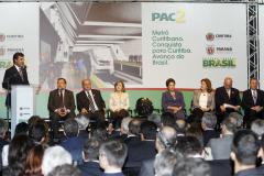 O governador Beto Richa, a presidente Dilma Rousseff e o prefeito Luciano Ducci anunciaram oficialmente no dia 13 de outubro uma parceria para implantar a primeira etapa do metrô em Curitiba, orçado em R$ 2,250 bilhões.
