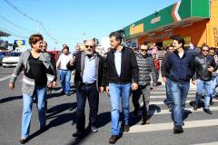 A prefeita Beti Pavin, o diretor-presidente da Comec, Omar Akel, o governador Beto Richa e lideranças na visita a rua da Pedreira, em Colombo.