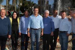O governador Beto Richa, o prefeito de Mandirituba, Luís Antônio Biscaia, e lideranças na comemoração do aniversário da cidade.