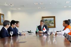 O governador Beto Richa e representantes da empresa japonesa.