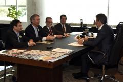 O governador Beto Richa recebeu os diretores da empresa, Luís Nabais e Luiz Eduardo Taliberti, que lhe apresentaram o novo aporte para a planta de Adrianópolis, no Vale do Ribeira