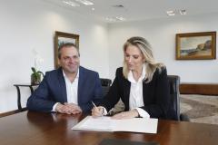 O prefeito de Almirante Tamandaré, Gerson Collodel e a governadora Cida Borghetti. 