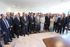 A governadora Cida Borguetti e os prefeitos na solenidade da assinatura dos convênios