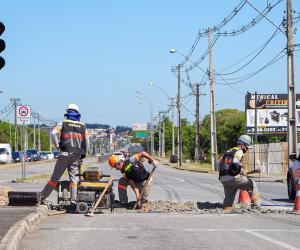 Foto de pedreiros trabalhando na obra da avenida das américas