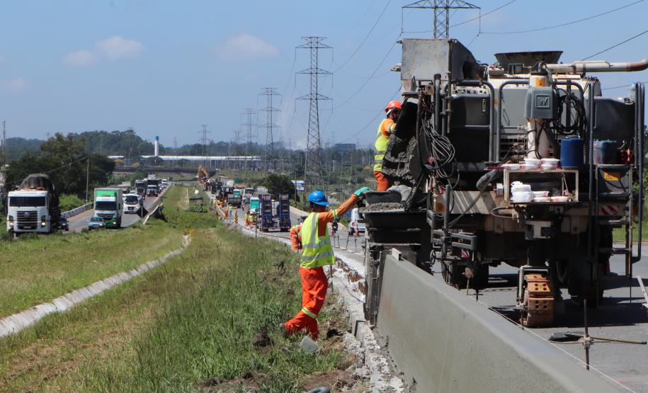 Obras de iluminação do Contorno Sul de Curitiba atingem 50% de execução
