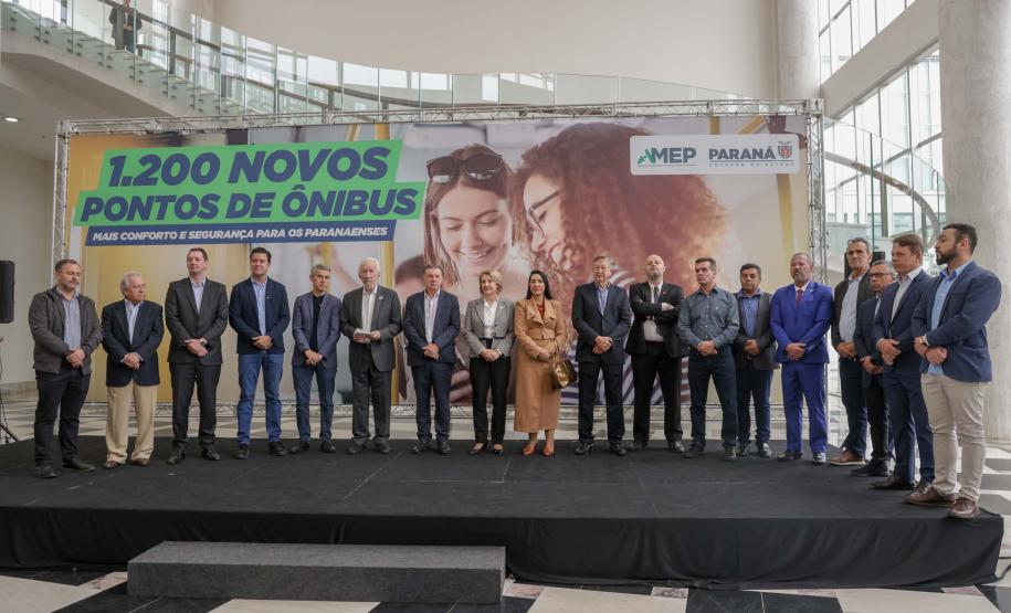 Estado vai distribuir 1.200 novos abrigos para pontos de ônibus em cidades metropolitanas