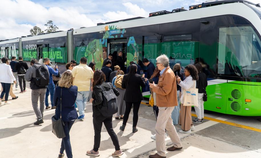 Bonde Urbano Digital trazido pelo Paraná desperta interesse no Brasil e de outros países