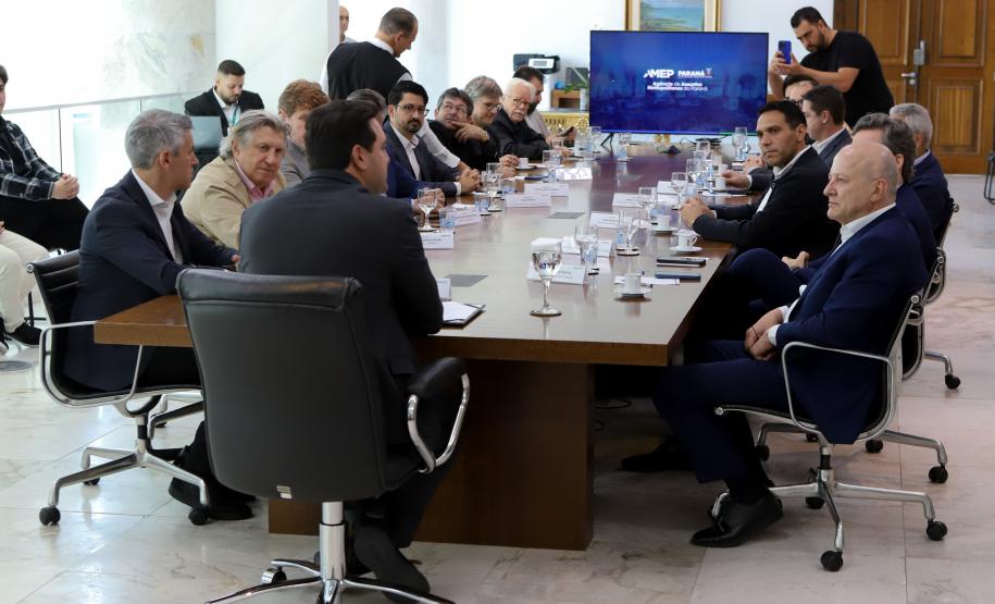 Ratinho Junior apresenta projeto inovador do transporte a prefeitos de Santa Catarina