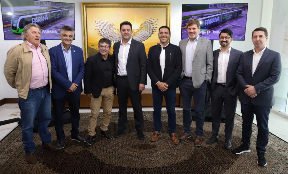 Ratinho Junior apresenta projeto inovador do transporte a prefeitos de Santa Catarina