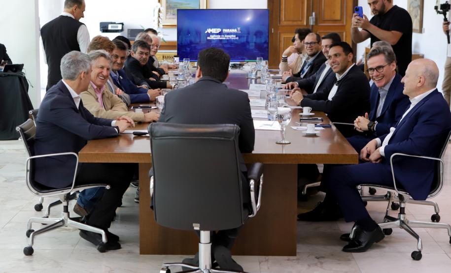 Ratinho Junior apresenta projeto inovador do transporte a prefeitos de Santa Catarina