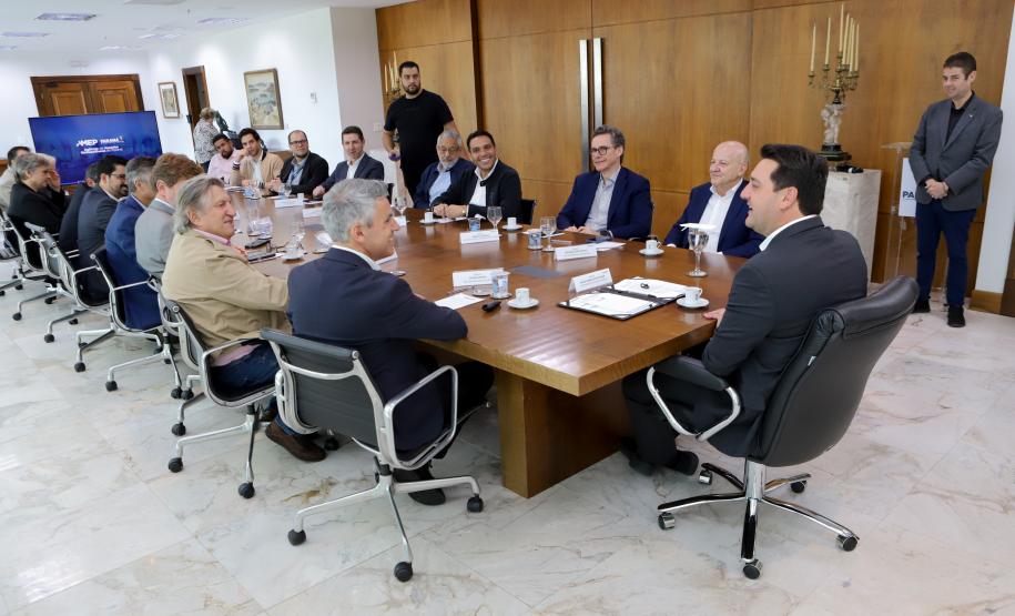 Ratinho Junior apresenta projeto inovador do transporte a prefeitos de Santa Catarina