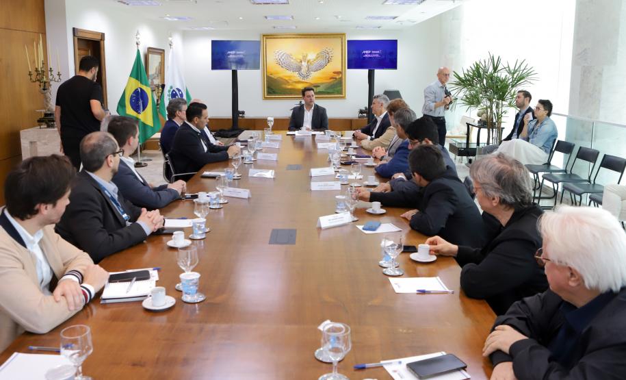 Ratinho Junior apresenta projeto inovador do transporte a prefeitos de Santa Catarina