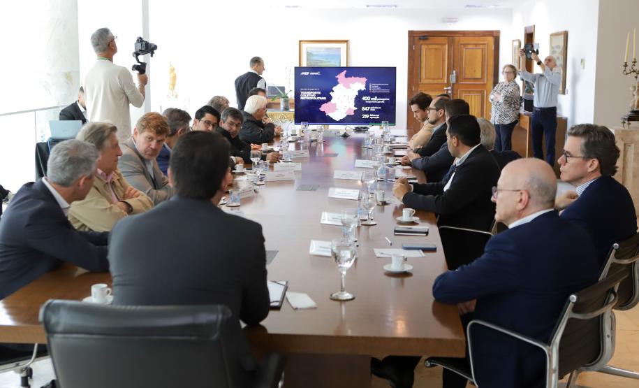 Ratinho Junior apresenta projeto inovador do transporte a prefeitos de Santa Catarina