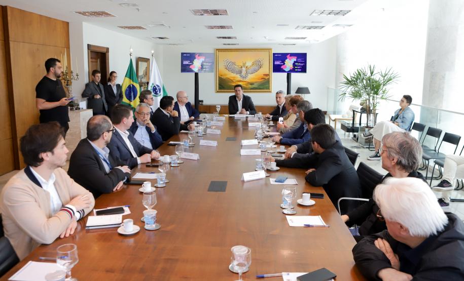 Ratinho Junior apresenta projeto inovador do transporte a prefeitos de Santa Catarina