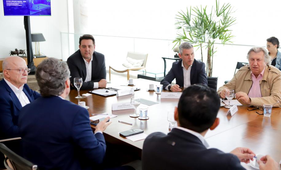 Ratinho Junior apresenta projeto inovador do transporte a prefeitos de Santa Catarina