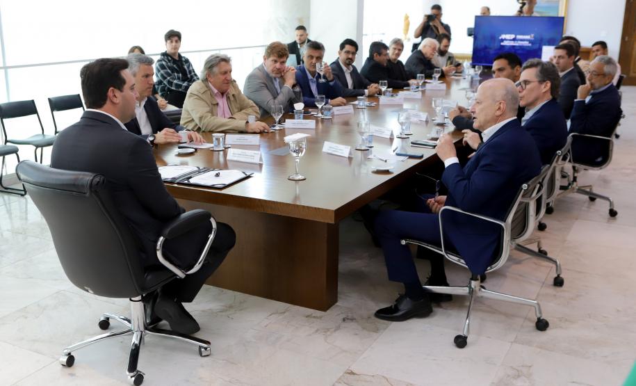 Ratinho Junior apresenta projeto inovador do transporte a prefeitos de Santa Catarina