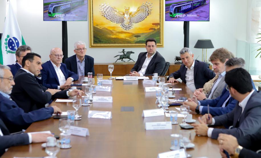 Ratinho Junior apresenta projeto inovador do transporte a prefeitos de Santa Catarina